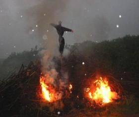 Hexenverbrennung (http://sundstrom.us/TravelJournals/photos/BurningTheWitch.jpg)