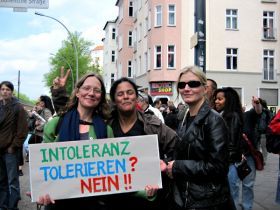 Drei Frauen Sind Sitzblockaden Zeichen von Zivilcourage?