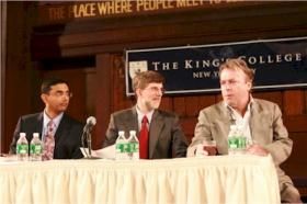 Dinesh D'Souza (links) und Christopher Hitchens (rechts); Bild: King's College