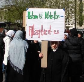 Demo in Berlin (http://www.wcurrlin.de/links/basiswissen/gz-eigenmaterial/islam/islam-ist-makellos-542pix.jpg)