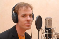 ... Micada und <b>Raphael Kübler</b> im Tonstudio firevoice in Berlin produziert. - middlePodcast-Raphael