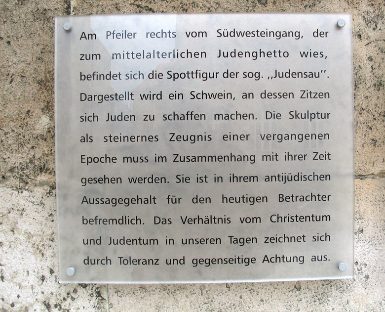 Informationstafel zur "Judensau" in Regensburg