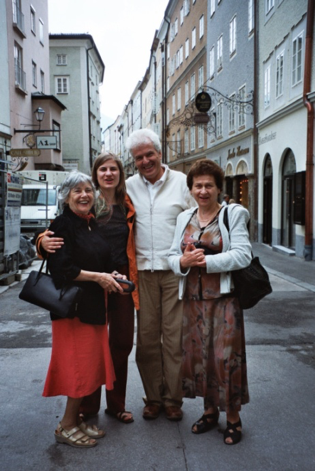 Gottfried mit Helga Kinsky, Anna Toeller, Anna Hanusová in Salzburg 2005. Foto © Hannelore Brenner