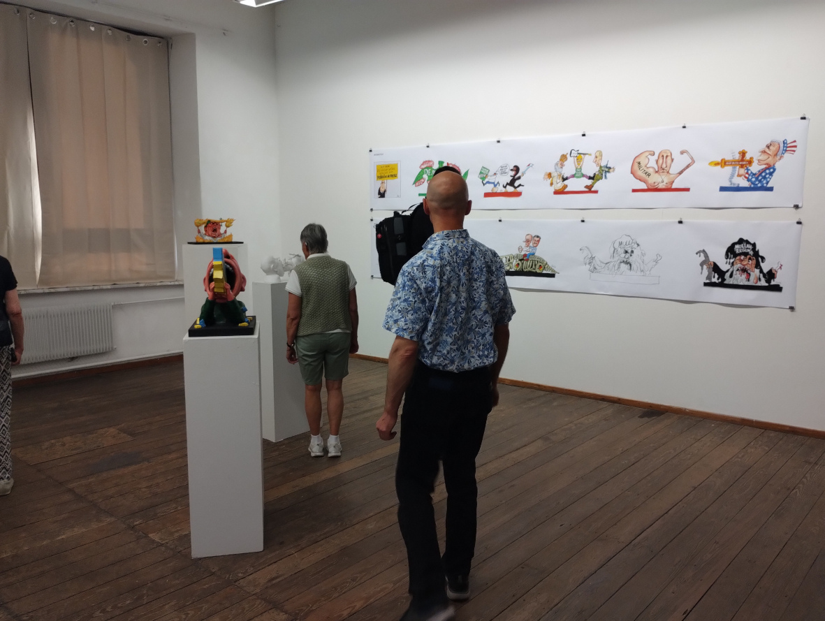 Ausstellungsraum mit Werken von Jacques Tilly