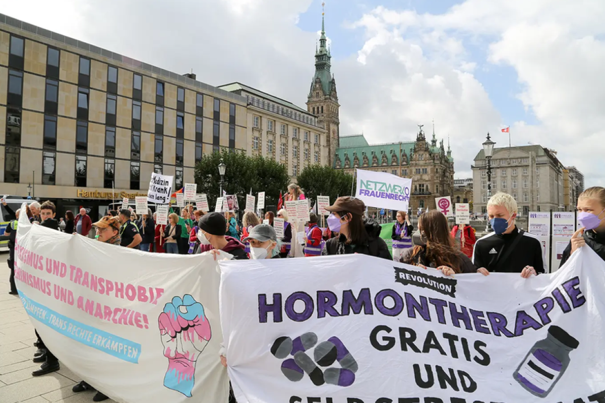 Transaktivist*innen demonstrierten gegen Feministinnen