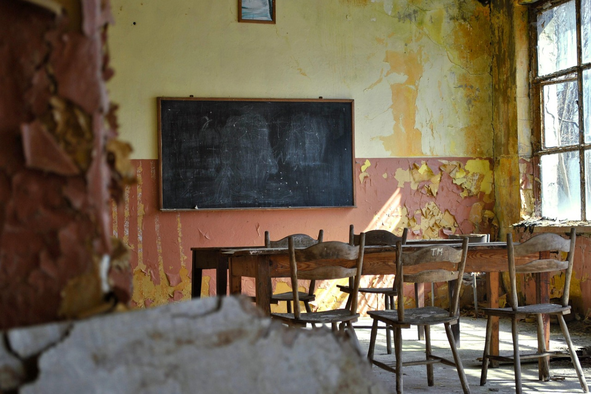 Baufälliger leerer verlassener Klassenraum einer Schule