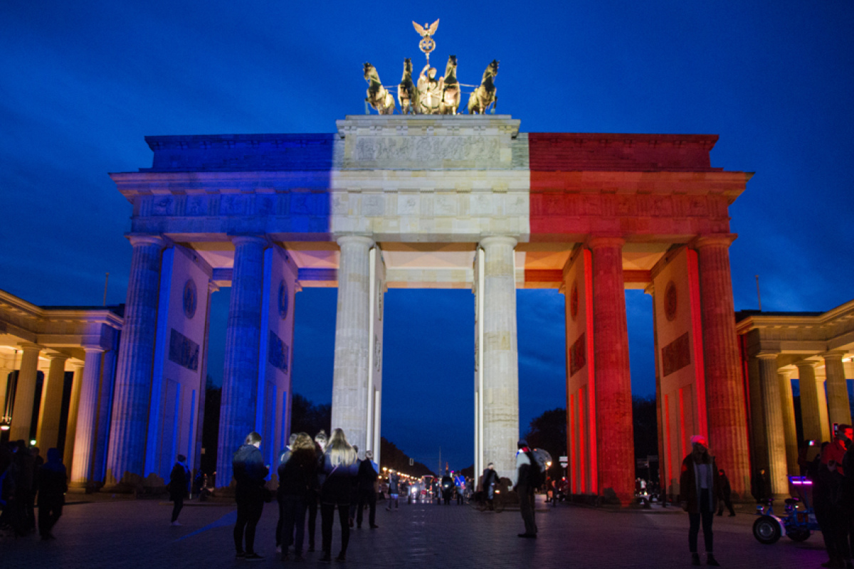 Das Brandenburger Tor in den Farben der Trikolore