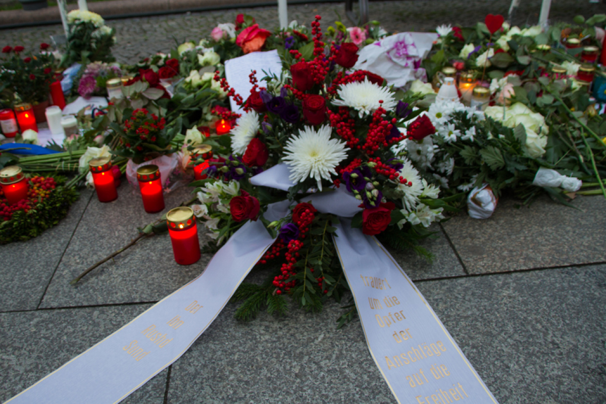 Blumen und Kerzen vor der französischen Botschaft