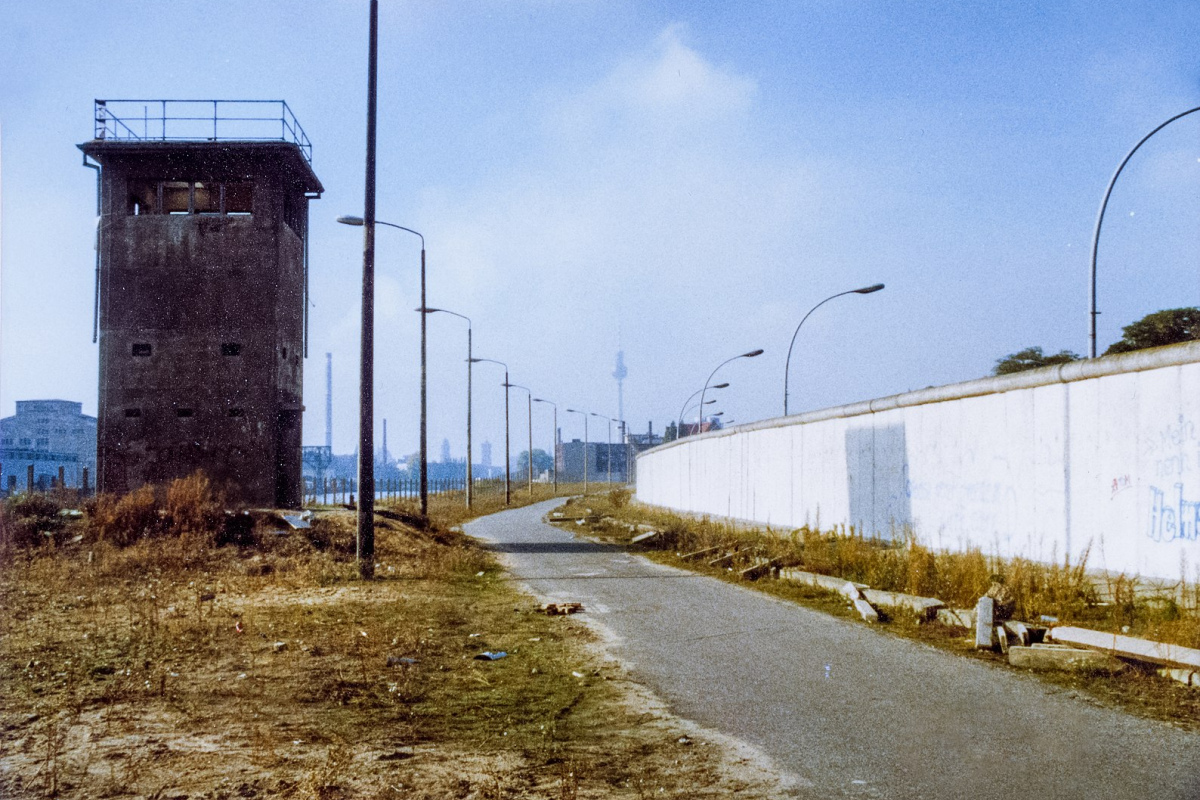 Todesstreifen und Wachturm an der "Berliner Mauer"