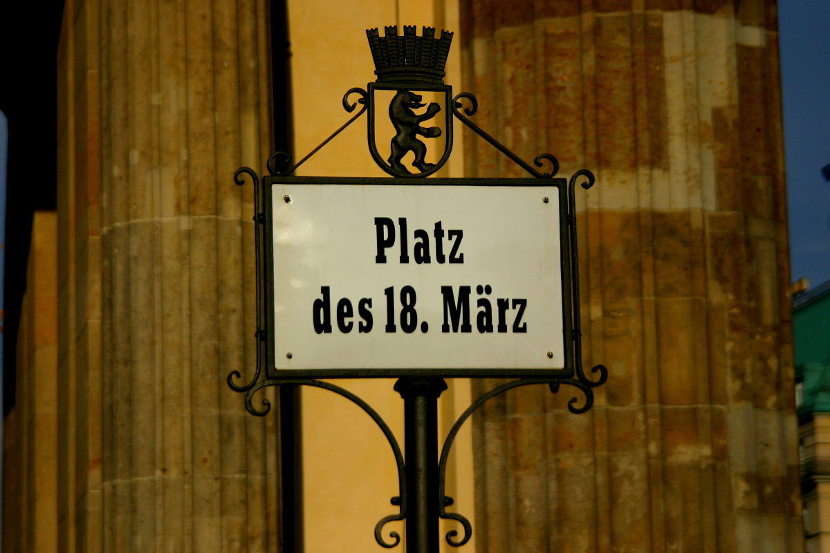 Schild: Platz des 18. März in Berlin
