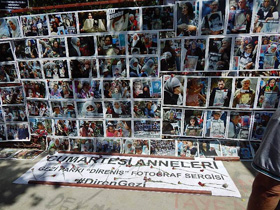 Andenken an die Proteste der sogenannten Samstagsmütter. Mütter, die jeden Samstag sich auf der Istiklal Caddesi (Fussgängerzone) versammelt haben, um auf ihre 'verschwundenen' Kinder aufmerksam zu machen.
