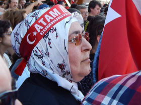 Auf dem roten Band steht "Atam izindeyiz" das bedeutet: "Atatürk, wir sind auf Deinem Pfad"