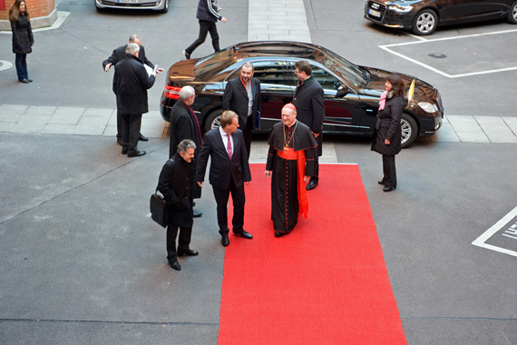 Erzbischof Gianfranco Kardinal Ravasi  betritt im Innenhof des Rathauses den roten Teppich