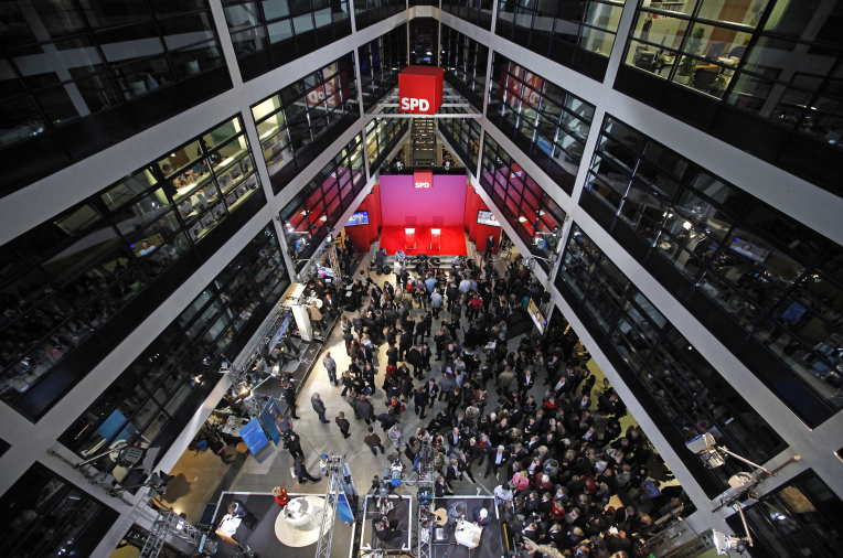 Blick in den Eingangsbereich des Willy-Brandt-Hauses