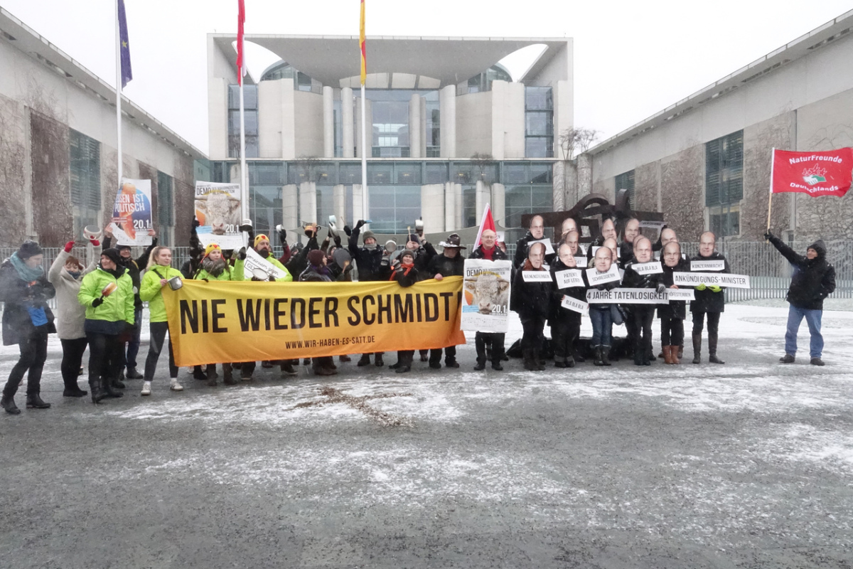 "Nie wieder Schmidt!" - Demo vor dem Bundeskanzleramt