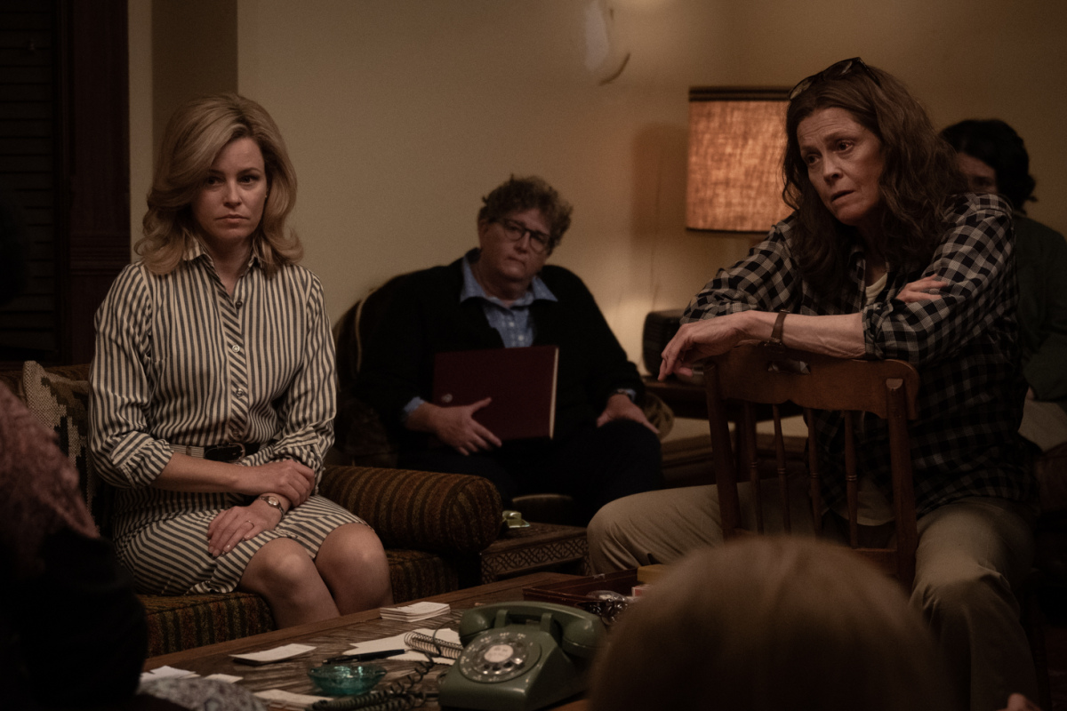 Joy (Elizabeth Banks) und Virginia (Sigourney Weaver)