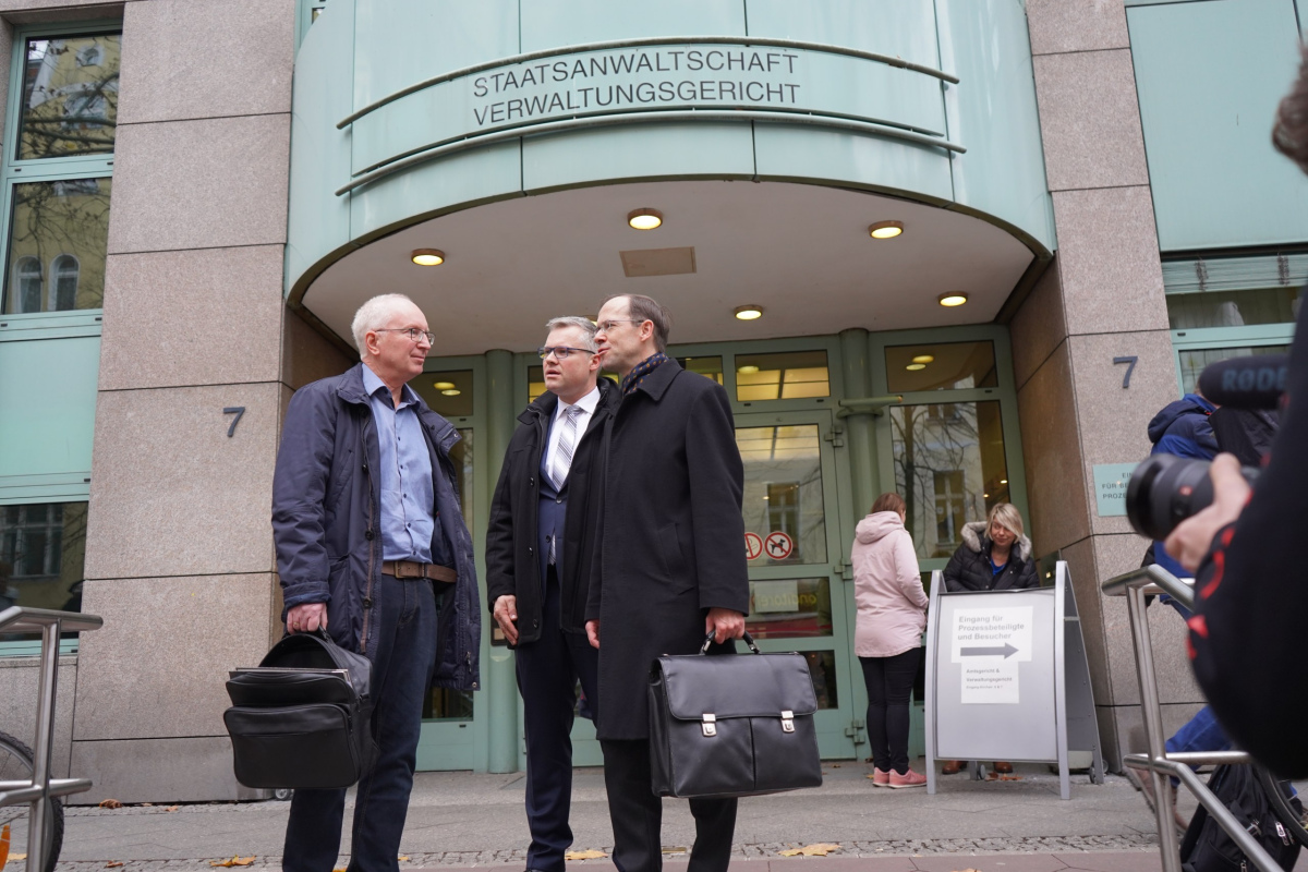 Apotheker Andreas Kersten mit seinem Verteidiger