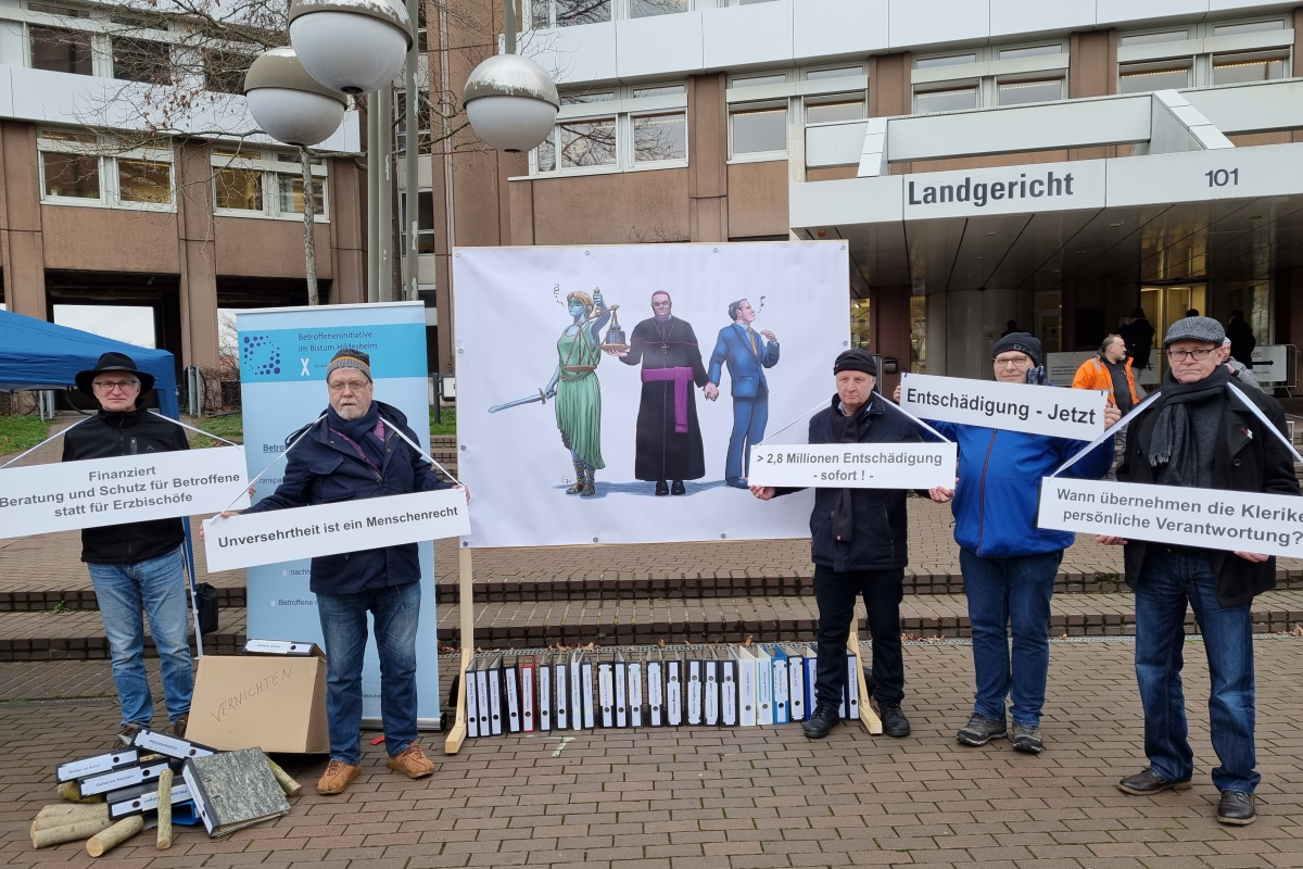 Das Aktionsbündnis Betroffeneninitiativen vor dem Kölner Landgericht