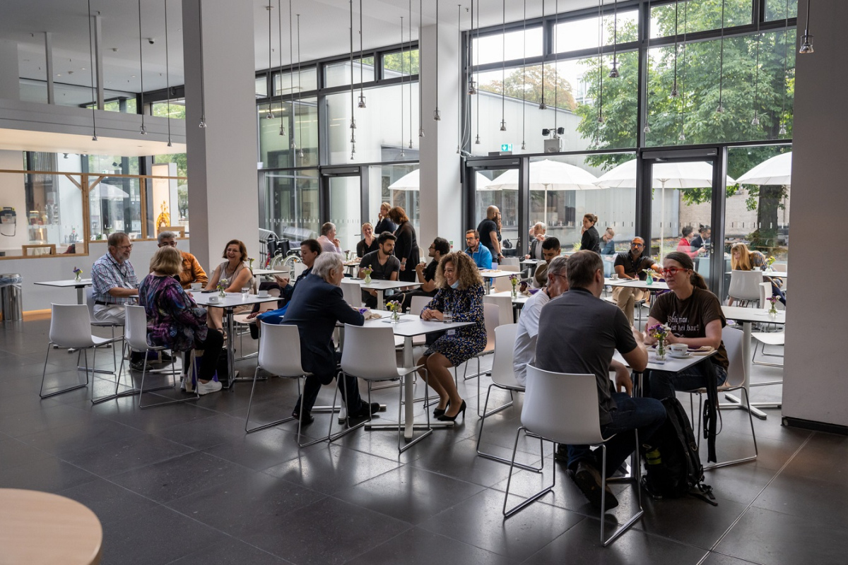 Angeregte Gespräche in der Cafeteria