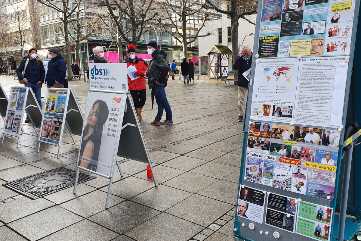 Demo der gbs-Regionalgruppe Stuttgart/Mittlerer Neckar auf dem Stuttgarter Schlossplatz