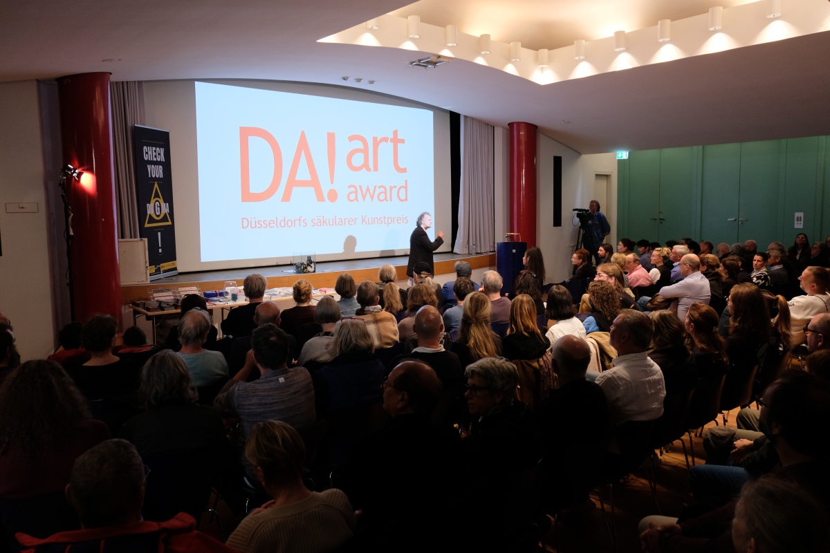 Heinz Hachel moderiert die Preisverleihung im Düsseldorfer Stadtmuseum