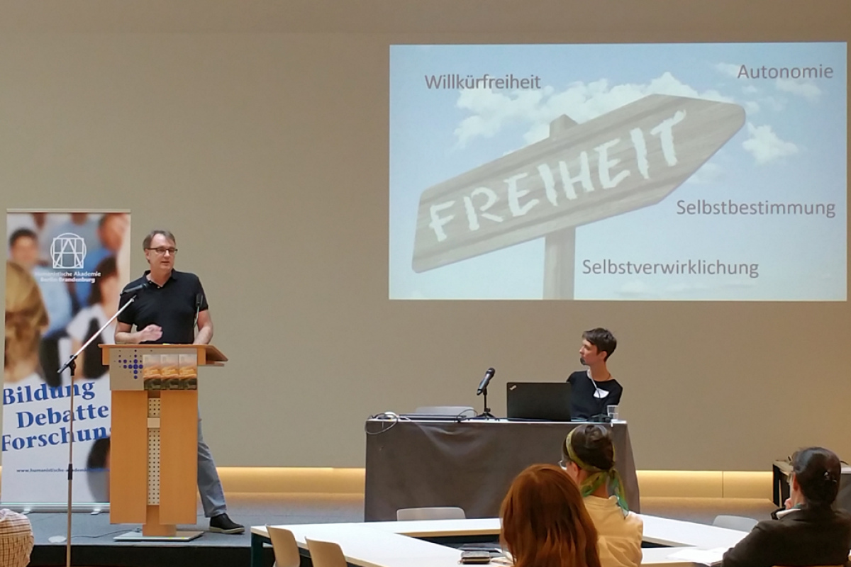 Der Autor am Rednerpult 
