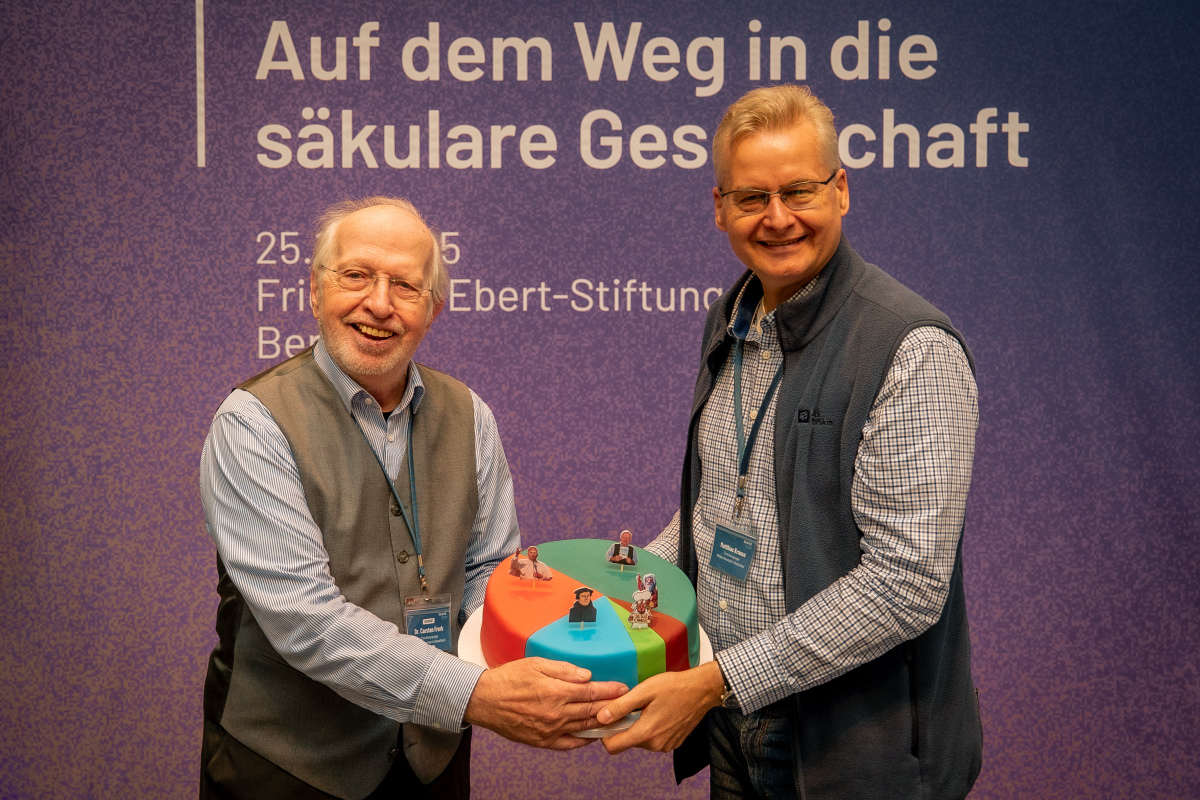 Carsten Frerk und Matthias Krause mit einer fowid-Torte