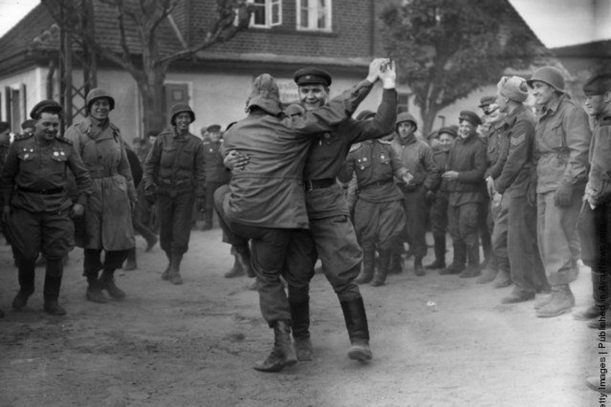historisch: Freudentänze von Sowjetsoldaten und US-Soldaten am 8. Mai 1945
