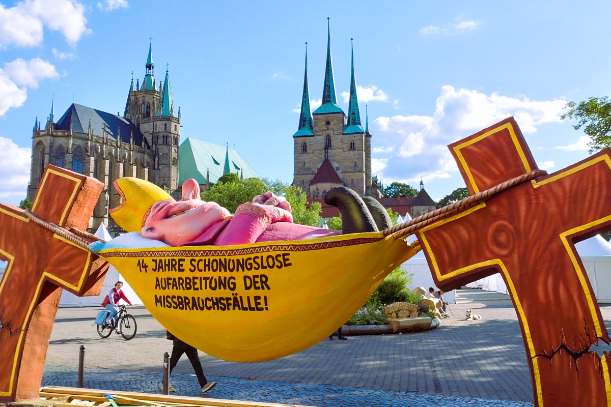 Der "Hängemattenbischof" vor dem Domplatz in Erfurt