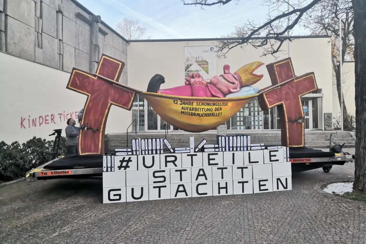 Der "Hängemattenbischof" vor dem Ort der Pressekonferenz