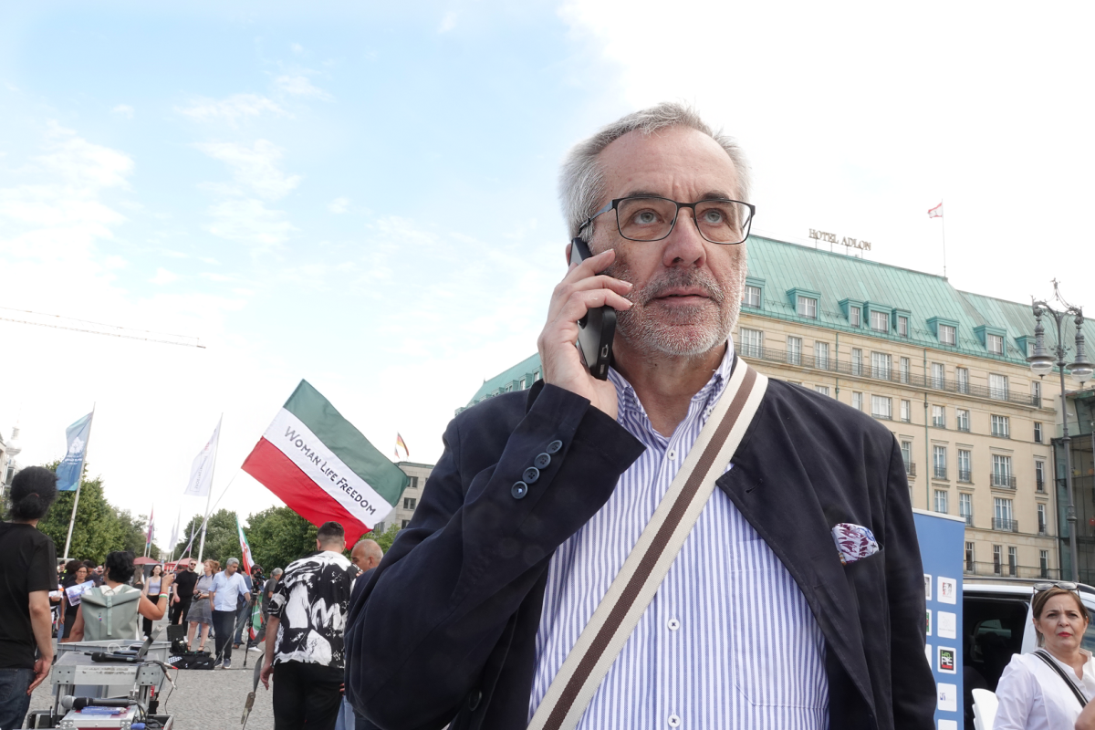 Organisator Lutz Bucklitsch von der "Flüchtlingshilfe Iran"