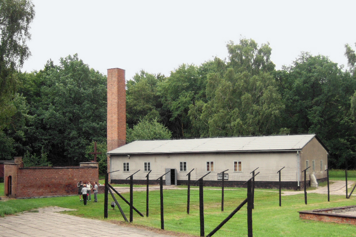 Gaskammer (Gebäude links), Krematorium (rechts)