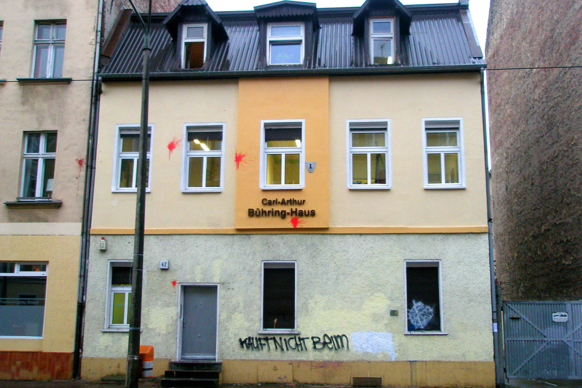 Die Bundesgeschäftsstelle der NPD in Berlin-Köpenick mit Spuren von Farbbeuteln