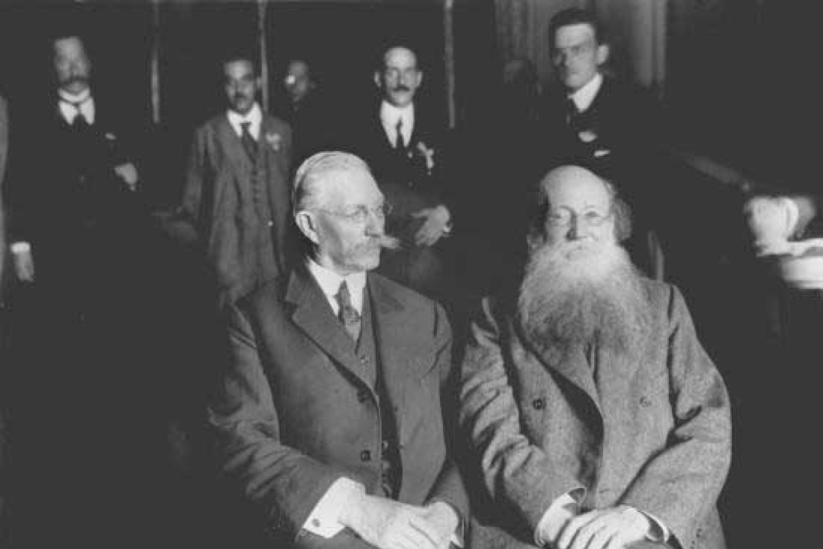 Kropotkin bei einem Treffen mit Pawel Miljukow
