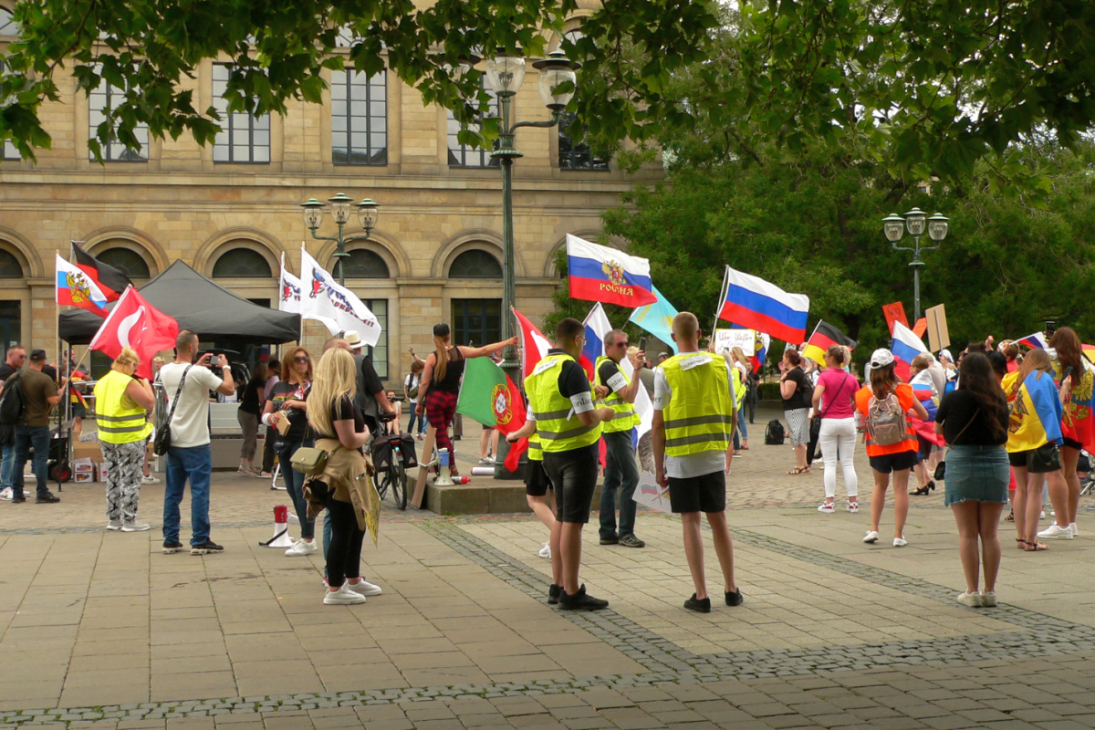 Pro-russische Versammlung auf dem Opernplatz in Hannover