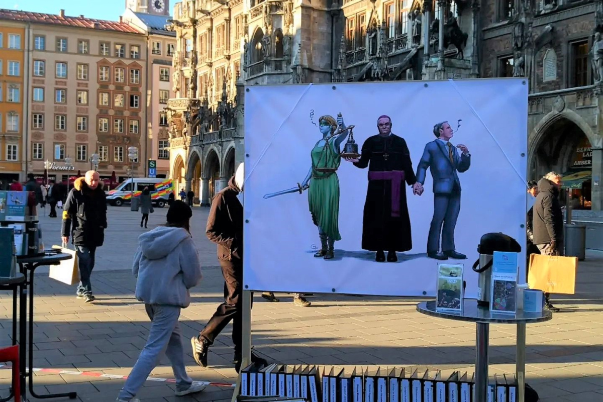 Protest gegen die kirchliche Missbrauchsvertuschung auf dem Münchner Marienplatz