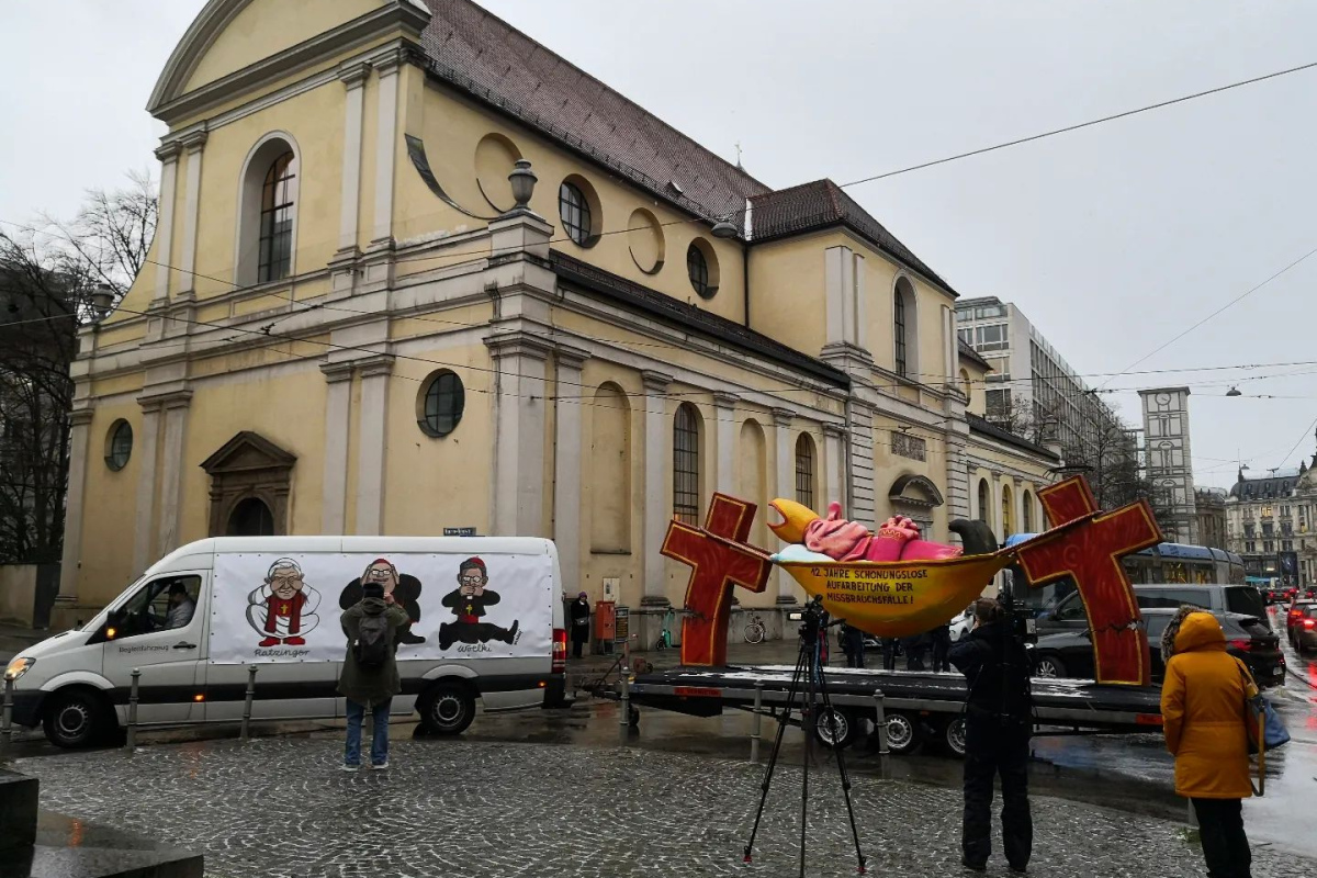 Der "Hängemattenbischof" vor der ehemaligen Karmeliterkirche 