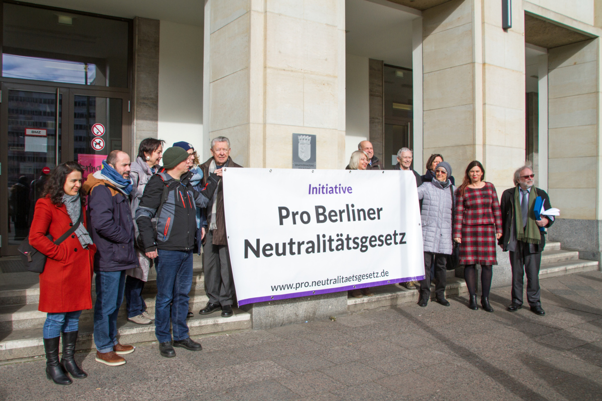 Fototermin vor dem Gebäude der Bildungssenatorin