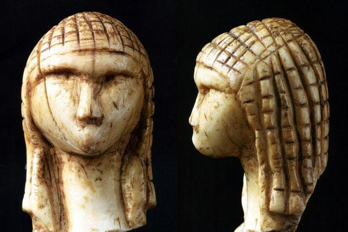 Kopf der Venus von Brassempouy in Frontal- und Profilansicht