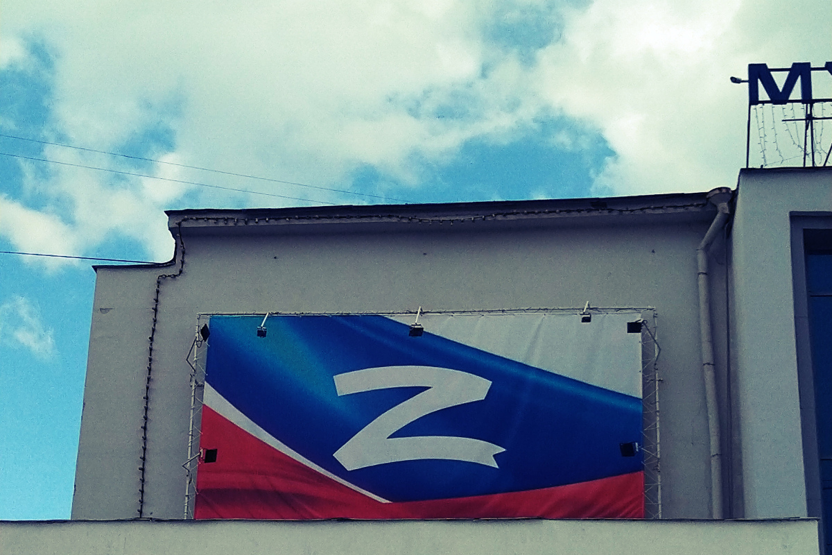 Das russische Z-Symbol auf einem Plakat an einer Hauswand