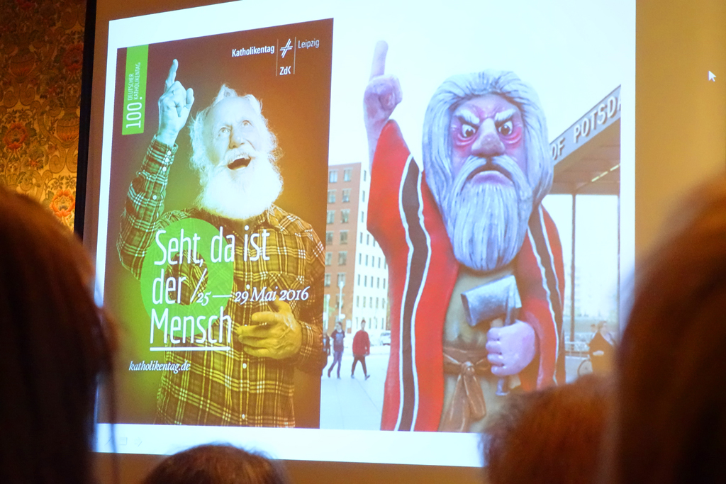 Moses (rechts)  und die "Werbung" für den 100. Katholikentag  2015 in Leipzig