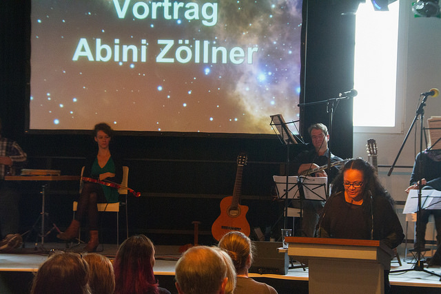 Abini Zöllner beim Vortrag, Foto: © Frank Nicolai