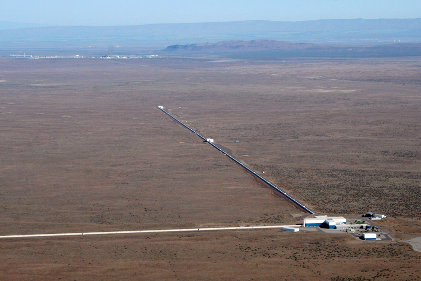 Luftaufnahme vom LIGO-Detektor in Haford. [Caltech, MIT, LIGO Lab]
