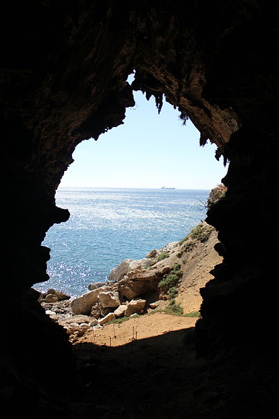Blick aus der Höhle von Gorham aufs Meer
