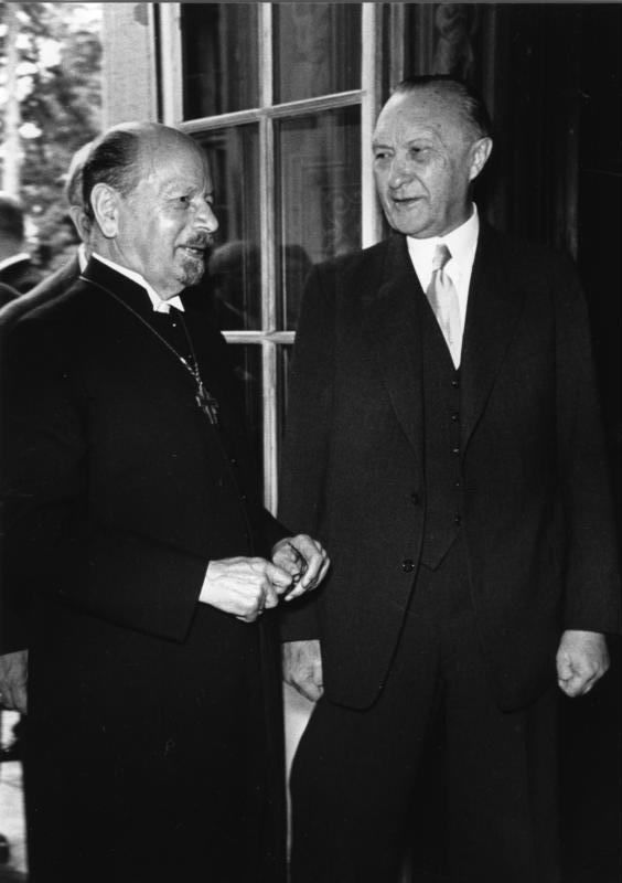 Otto Dibelius (links) und Konrad Adenauer, 1957 - Bundesarchiv, B 145 Bild-F005314-0028 / CC-BY-SA 3.0