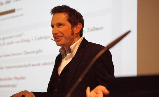 Dr. Holm Gero Hümmler, während seines Vortrags bei der SkepKon 2017 in der Urania, Berlin. (Foto: Andreas Brauner, Wikimedia,  CC BY-SA 4.0)