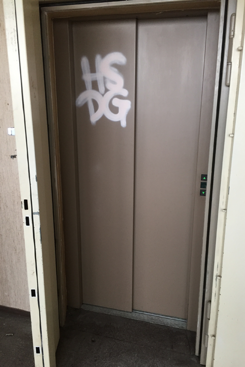 Aufzug mit zusätzlicher Metalltür vor der Abteilung des iranischen Geheimdienstes in der dritten Etage, Foto: anonym