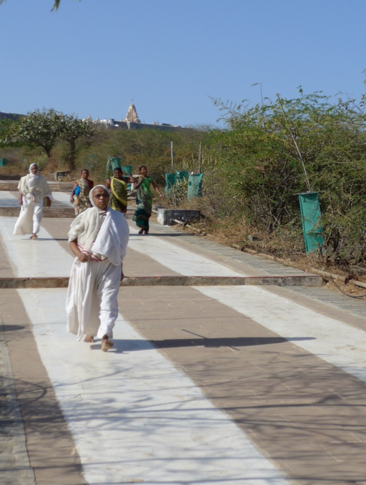 Weißgekleidete Jain-Nonnen bei der Rückkehr vom Tempelberg vor Palitana. ©K. Akerma
