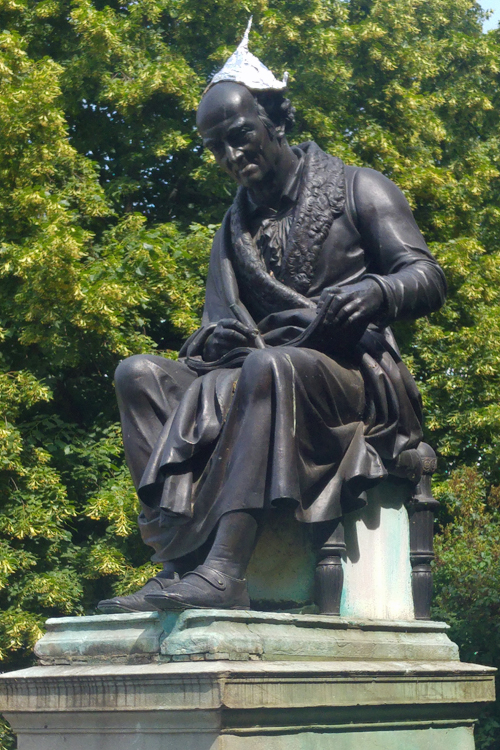Hahnemann-Denkmal in Leipzig mit Alu-Hut