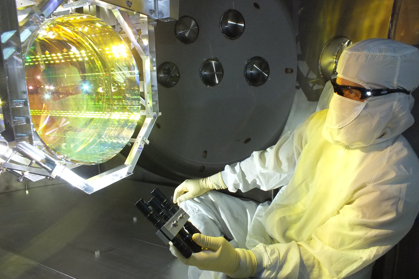 Im Spiegel der Erkenntnis: Überprüfung eines der 40 Kilogramm schweren LIGO-Reflektoren, bevor er im Vakuumrohr versiegelt wurde. [Matt Heintze, Caltech, MIT, LIGO Lab]